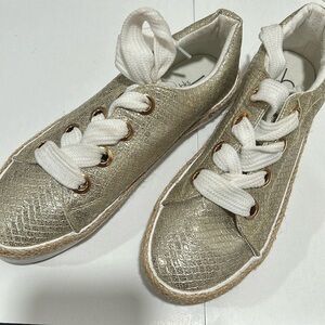 bks girls shoes size 6 GUC